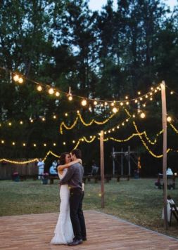 Închiriați o ghirlandă de becuri