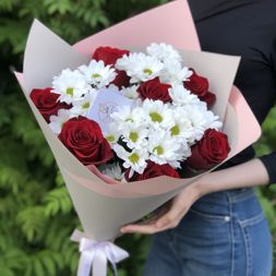 Buchet din 15 trandafiri rosu si musetel