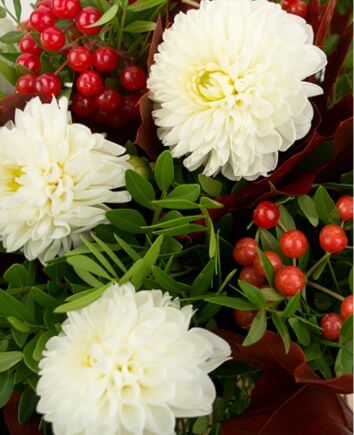 Букет с белыми георгинами