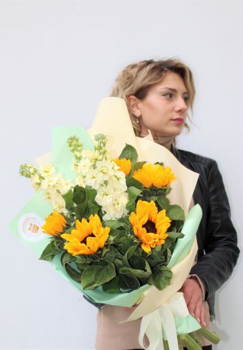 Букет из подсолнухов и маттиолы