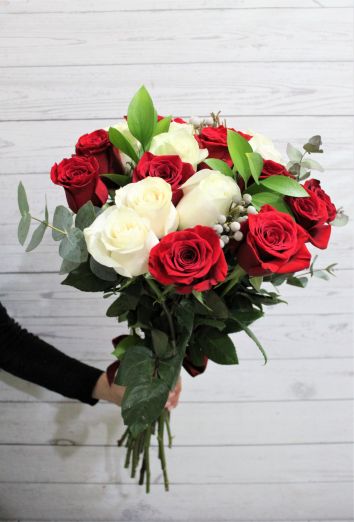 Букет из белых и красных роз в вазе