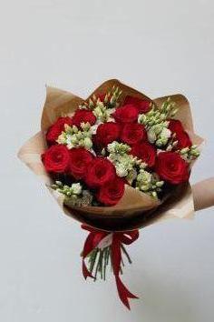 Букет из эустом и красных роз