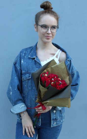 Розы из конфет