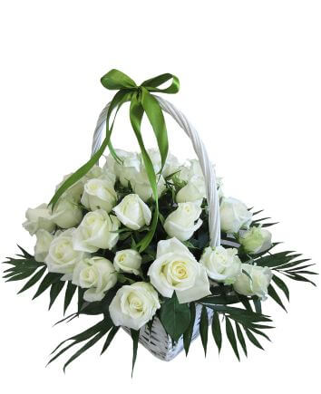 Корзина с белыми розами