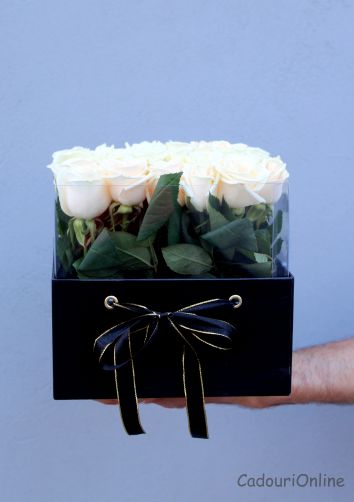 Trandafiri albi intr-o cutie