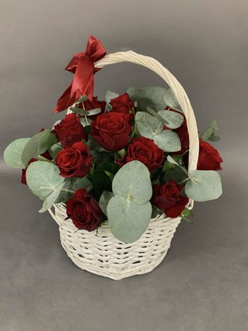 Корзина с розами "Влюбленная"