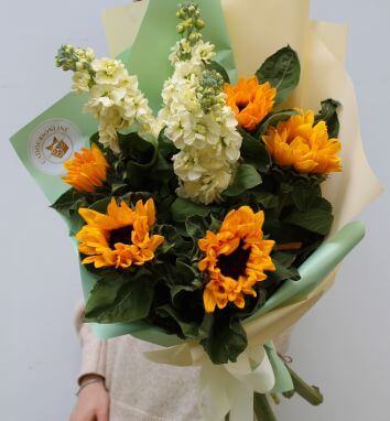 Букет из подсолнухов и маттиолы