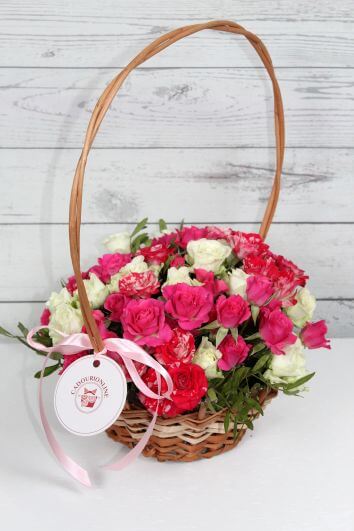 Корзина с розовыми и кремовыми кустовыми розами