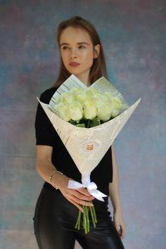 Белые розы 7 шт