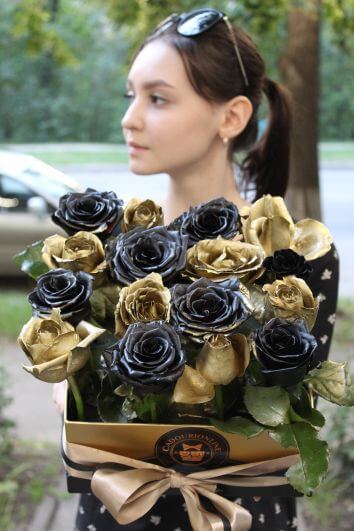 Композиция из роз "Черное Золото"