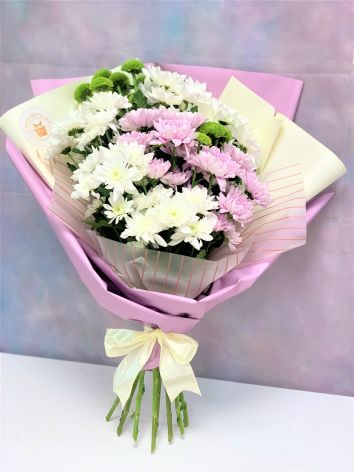 Букет с разноцветными хризантемами