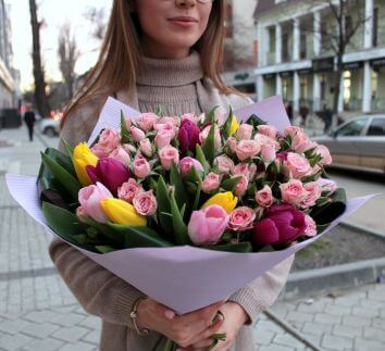 Букет из тюльпанов и розовых роз