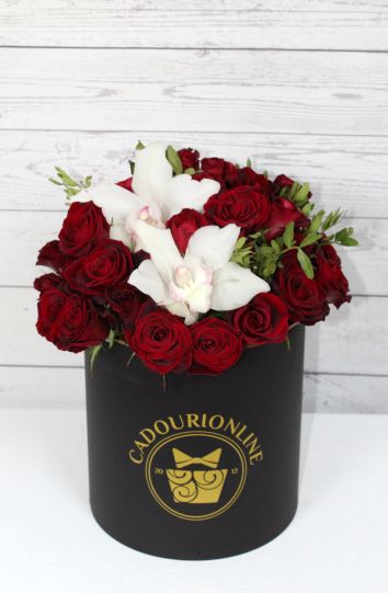 Шляпная коробка с розами и орхидеей