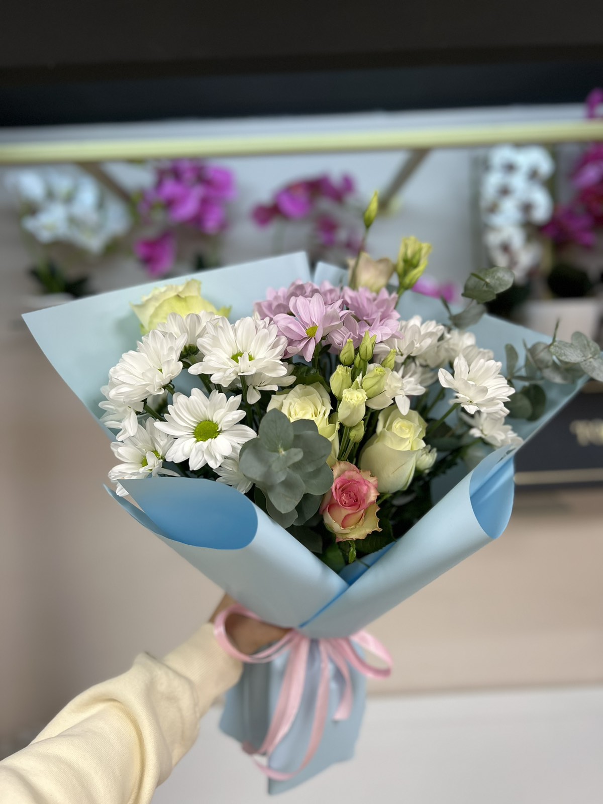 Нежный букет в конусе