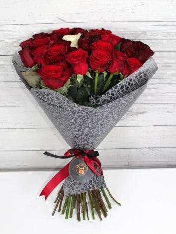Букет "красное в белом"