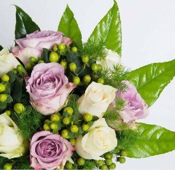 Букет из белых и сиреневых роз