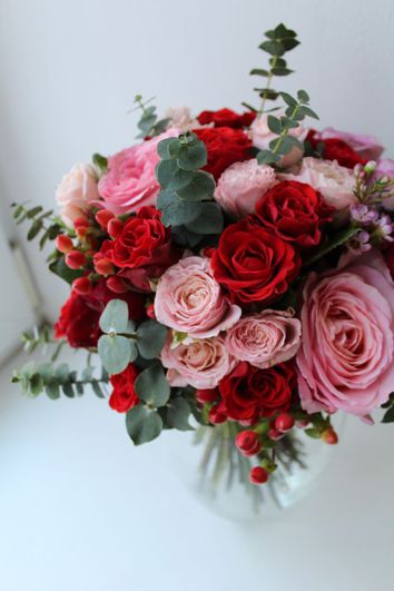 Bouquet of roses in a vase