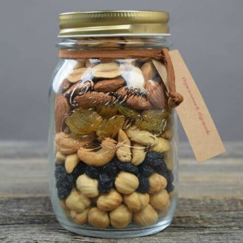 Банка с орехами и изюмом