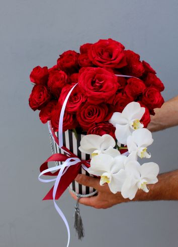 Шляпная коробка с розами и орхидеей