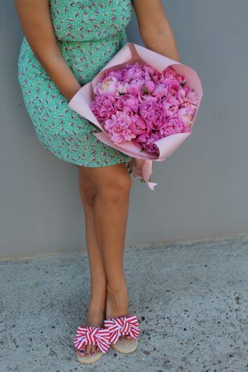 Букет из белых и розовых пионов