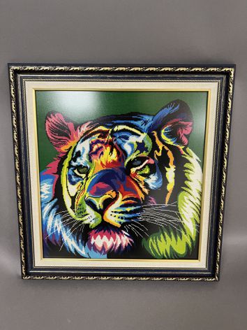 Вышивка ручной работы "Радужный тигр"