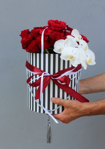 Шляпная коробка с розами и орхидеей