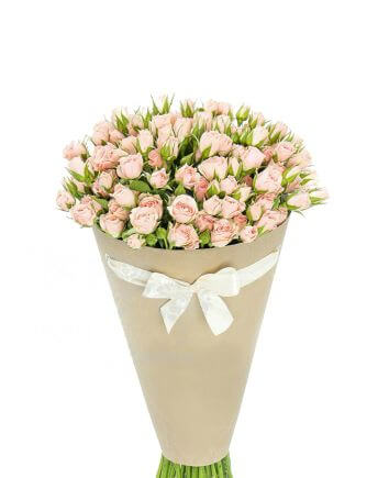 Букет из розовых кустовых роз в конусе