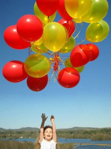 Композиция шариков в желто-красной гамме