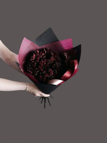 Букет из бордовых георгинов