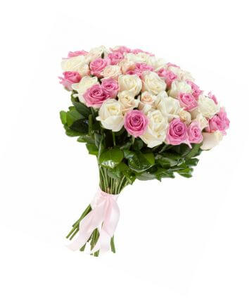 букет из 55 белых и розовых роз