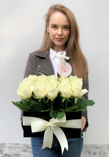 Trandafiri albi intr-o cutie