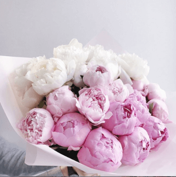 Букет из белых и розовых пионов