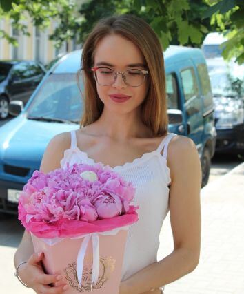 Пионы в коробке "Счастье"