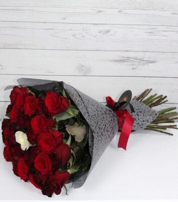 Букет "красное в белом"
