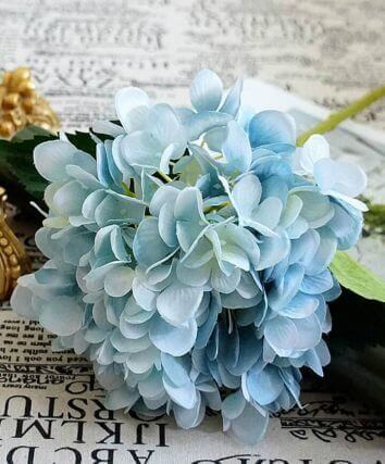 Букет из голубых искусственных гортензий