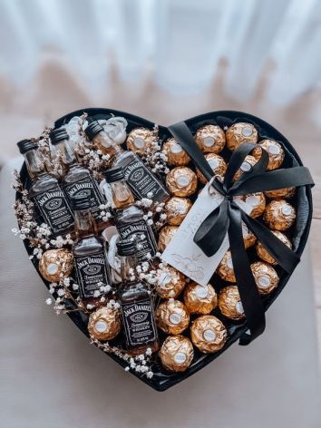 Коробка с jack daniels и ferrero rocher