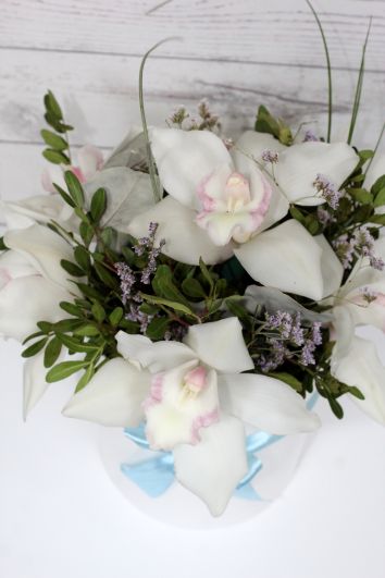 Букет из белых орхидей