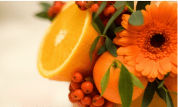 Букет из фруктов и цветов в тыкве