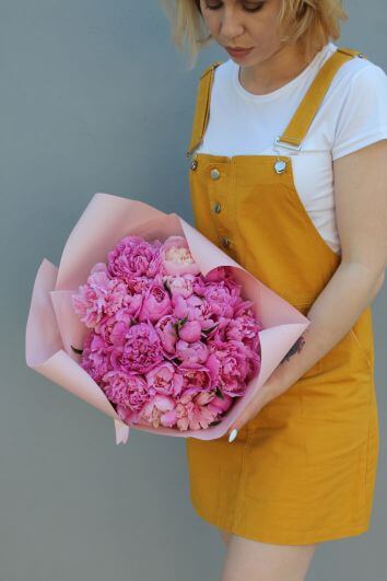 Букет из белых и розовых пионов