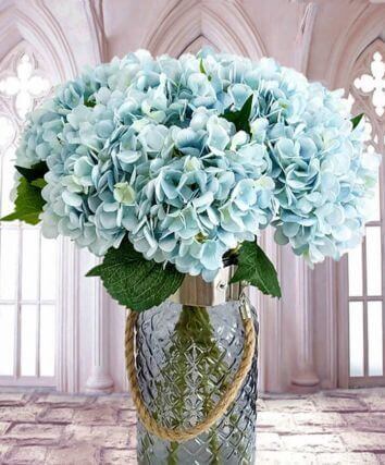 Букет из голубых искусственных гортензий