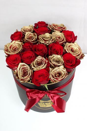 Золотые и красные розы в коробке