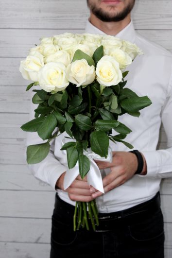 Розы белые 60 см