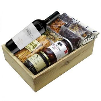 Набор с сыром, маслинами и вином