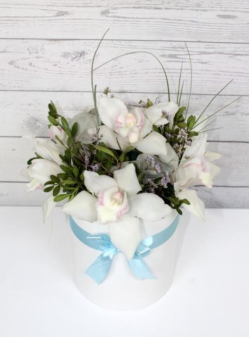 Букет из белых орхидей