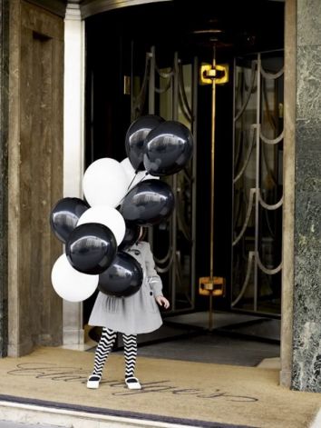 Композиция шариков в черно-белой гамме