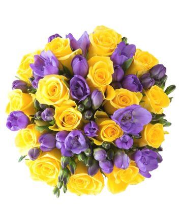 Frezii mov si trandafiri galbeni