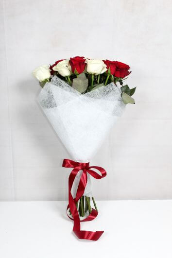 букет из белых и красных роз