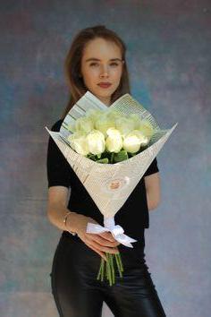 Белые розы 7 шт