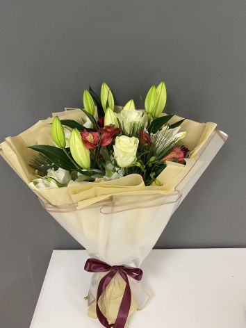 Buchet de trandafiri albi, crini, alstroemeria