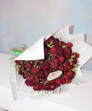 Букет красных кустовых роз